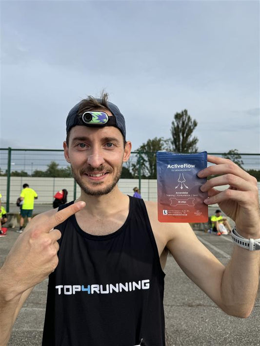 Løber har vores næsestrips på og viser en pose med Activeflow by Løbeakademiet