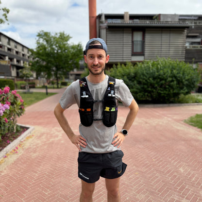 Løber bærer løbevest med flasker, energigels og praktisk opbevaring til marathon og trailløb
